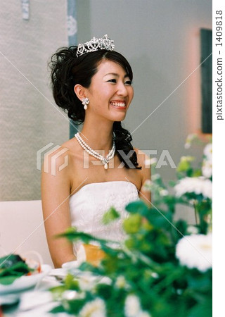 A smiling bride 1409818