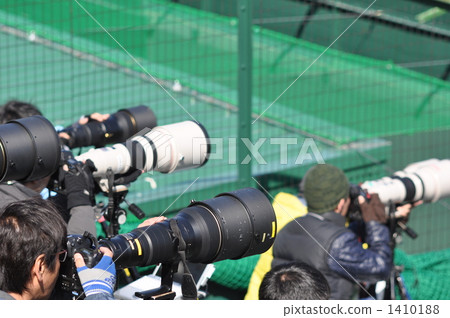 Sports photographers' telephoto lens Sports photographers' telephoto lens 1410188
