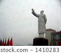 多雲的天空和毛澤東雕像 1410283