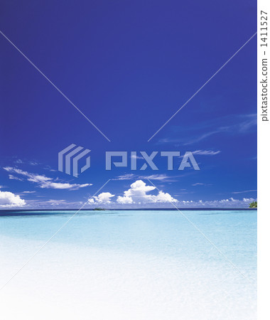 Emerald Blue Sea and Ice Cloud 1411527