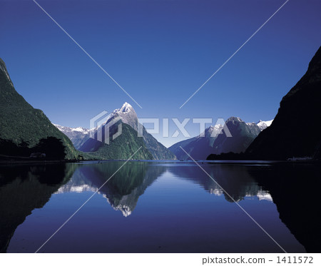 Mitar peak of Milford Sound 1411572