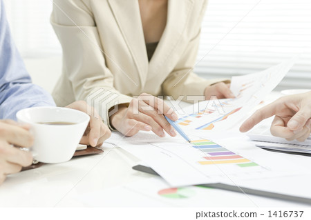 Employees of men and women who hold meetings 1416737