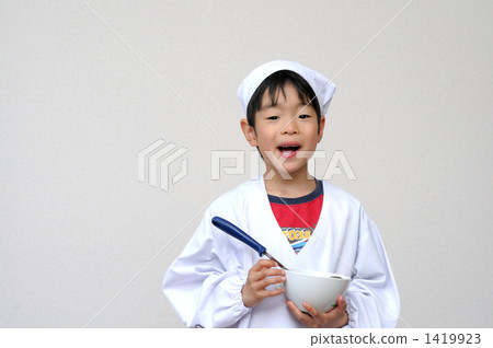 孩子們穿著烹飪 孩子們穿著烹飪 1419923