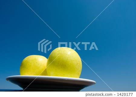 Blue sky and green apples on the plate Blue sky and green apples on the plate 1420177