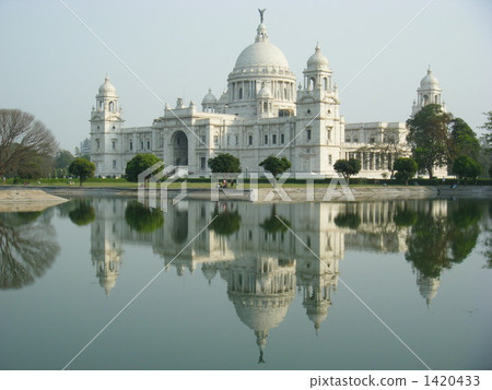 Victoria Memorial moving to the surface of the water 1420433