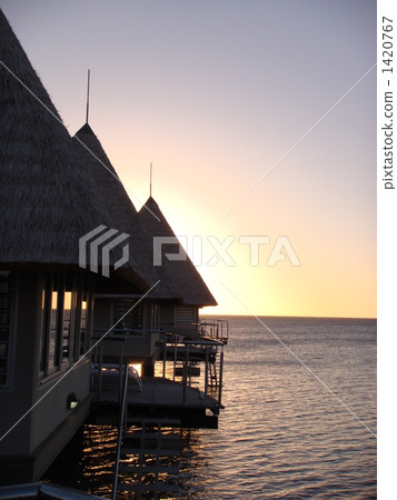 水上小屋和日落 1420767