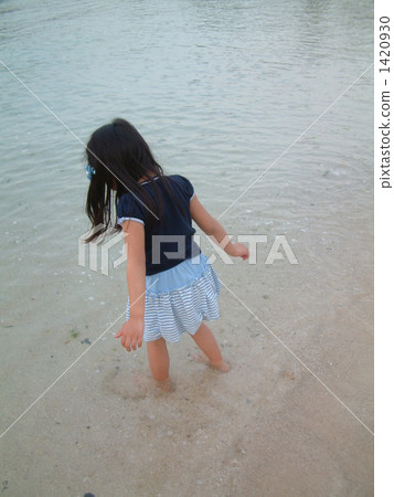 使用在一個白色沙子海灘的女孩 1420930