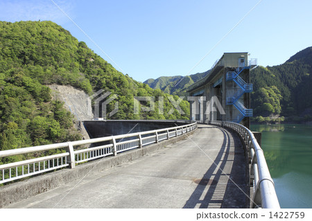 Dam 1422759