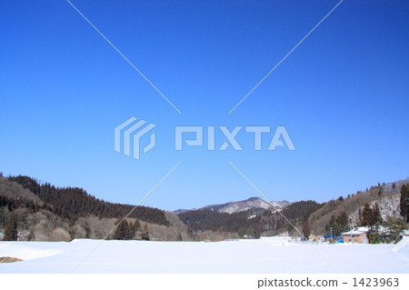 春天附近的山區 春天附近的山區 1423963
