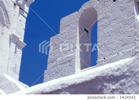 White wall and blue sky White wall and blue sky 1424541