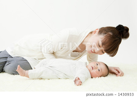 躺著的嬰兒和媽媽 躺著的嬰兒和媽媽 1430933
