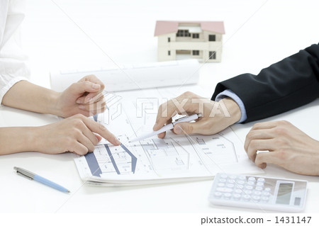 Salesman who explains the house Salesman who explains the house 1431147