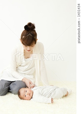 嬰兒和母親躺著 1431434
