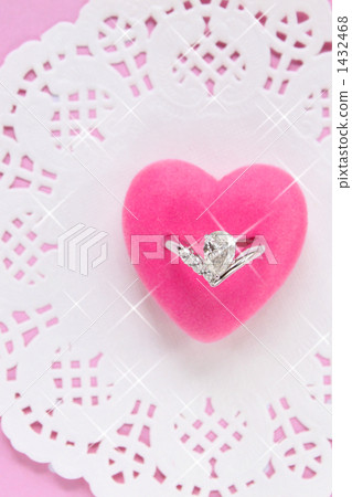 Engagement Ring and Heart 04 Vertical Glitter Engagement Ring and Heart 04 Vertical Glitter 1432468