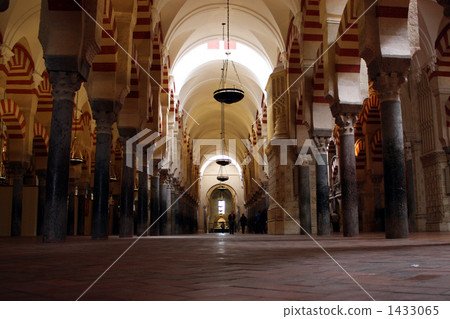 紅色棕色和白色馬掌曲拱伊斯蘭教的寺廟Mesquita在科多巴 紅色棕色和白色馬掌曲拱伊斯蘭教的寺廟Mesquita在科多巴 1433065