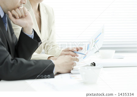 Businessmen and businesswomen who meet together Businessmen and businesswomen who meet together 1435334