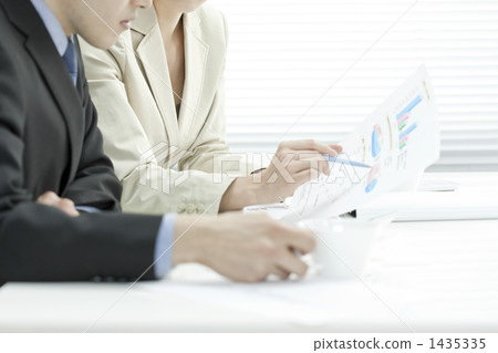 一起見面的商人和女企業家 一起見面的商人和女企業家 1435335
