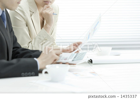 一起見面的商人和女企業家 一起見面的商人和女企業家 1435337