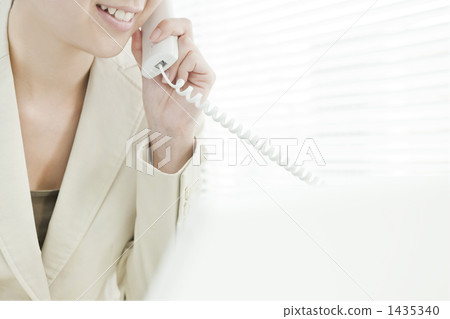 Business woman talking on the phone Business woman talking on the phone 1435340