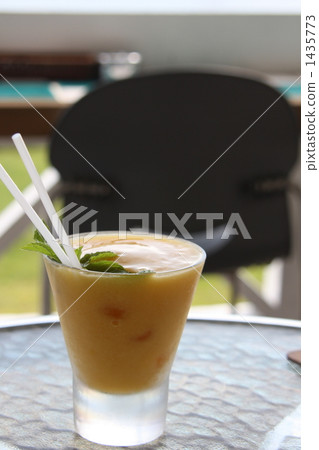 在可以看到大海的咖啡廳 1435773