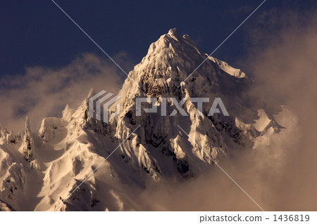 利尻富士峰初春 1436819