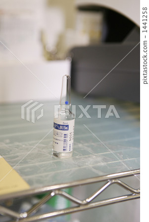 Women's hand with ampoule 1441258