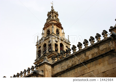 Minaret (spire) which is built in Orange courtyard of Cordoba, Mesquita Minaret (spire) which is built in Orange courtyard of Cordoba, Mesquita 1442984