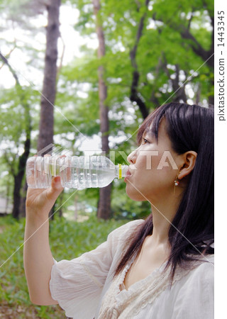 礦泉水 女生 女孩 1443345
