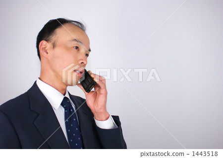 Middle-aged businessman who makes a phone 1 Middle-aged businessman who makes a phone 1 1443518