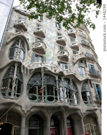 casa mila, antonio gaudi, barcelona 1448299