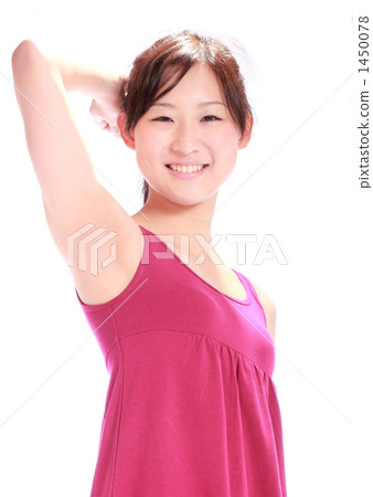 A young woman who poses 1450078