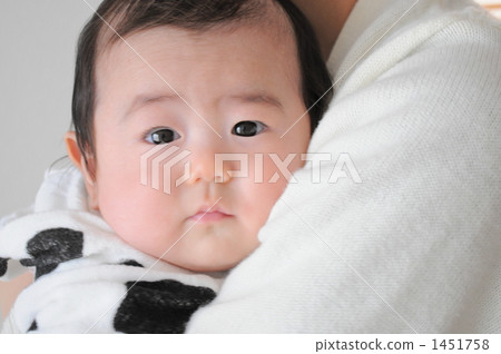注視鏡頭 擁抱 嬰兒 1451758