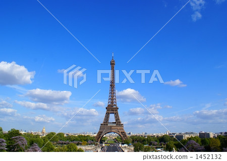 Eiffel tower seen from Paris Chayoyau 1452132