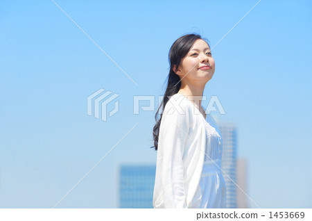 Women · blue sky Women · blue sky 1453669