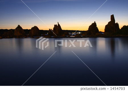 Hashigori用晨光染成岩石 1454703