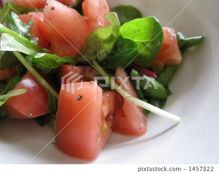 Tomato and baby leaf salad 1457822