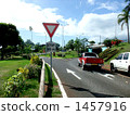 郊區道路和汽車和標誌 1457916