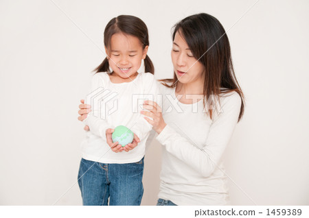 Parent and child with globe 1459389