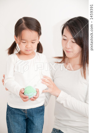 Parent and child with globe 1459391