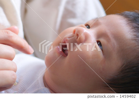 Two months old boy will see the mother 1459402