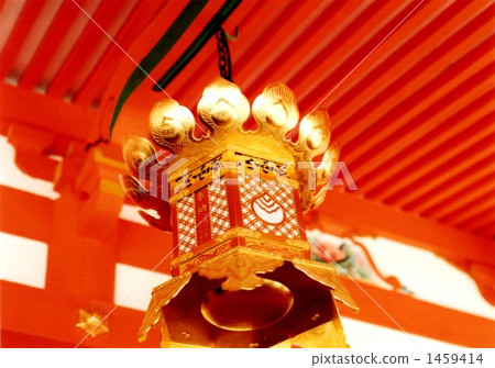 Gilded hanging lantern 1459414