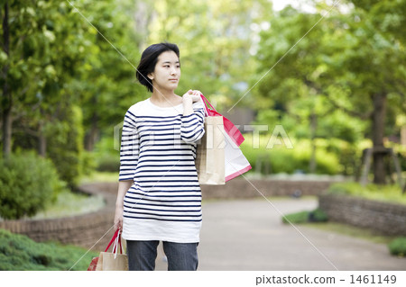 有微笑的一個女孩與購物袋 有微笑的一個女孩與購物袋 1461149