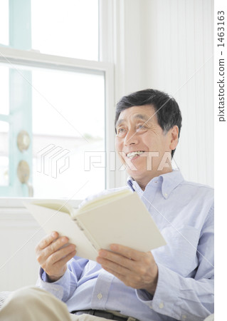 閱讀 年長 男人 1463163