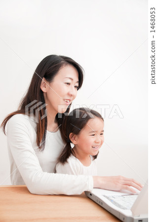 女孩和母親玩電腦 1468053