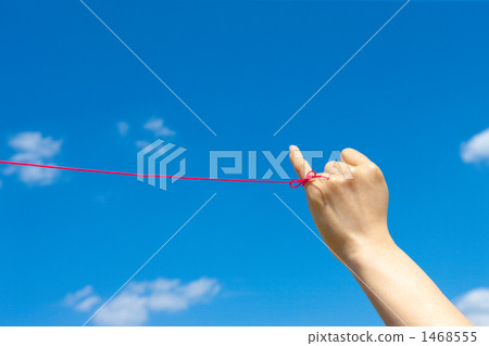 少婦的左手指向紅色螺紋到藍天 1468555