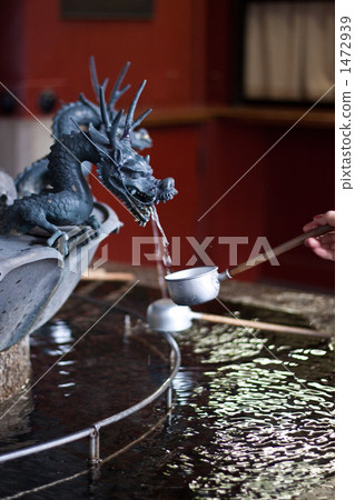 在淺草寺洗手 在淺草寺洗手 1472939