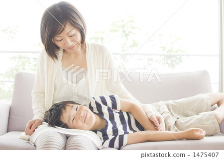 睡在某人的腿上 父母和小孩 親子 1475407