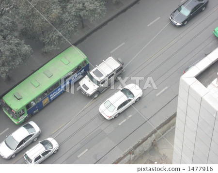 由於規則無知的Yazura，交通擁擠的通勤景觀 1477916