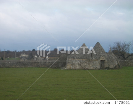 特魯利在奧斯圖尼的郊區 1478661