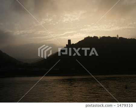 沿萊茵河的一座老城堡在日落髮光 1479310